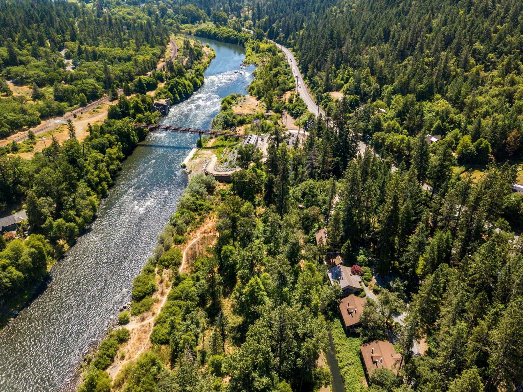 Weasku Inn Grants Pass Bagian luar foto